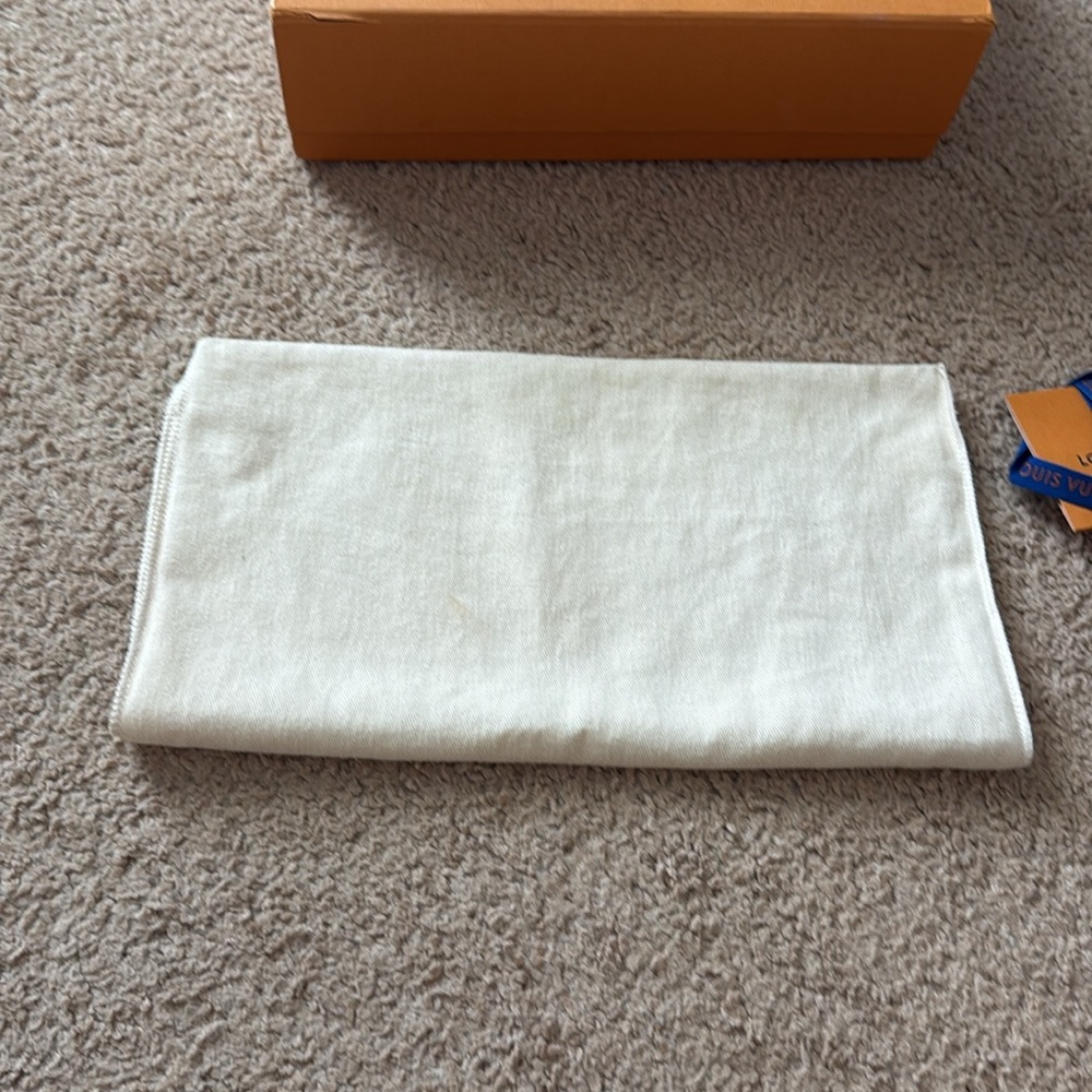Louis Vuitton Orange Gift Box with Cream Pouch - Picture 5 of 15